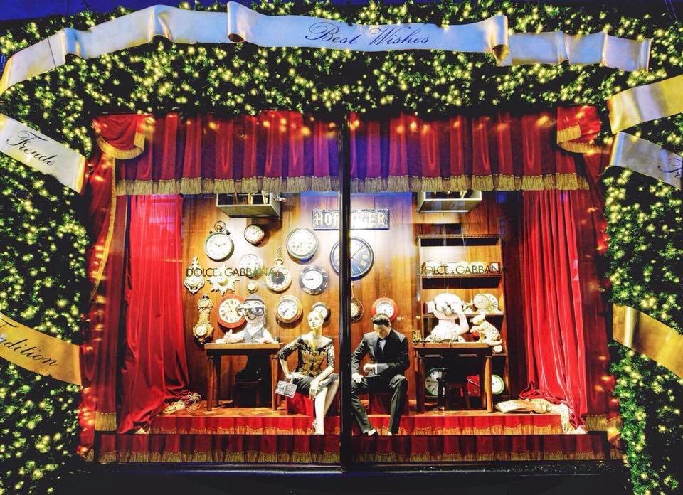 Οι Dolce & Gabbana στόλισαν τις βιτρίνες του Harrods για τα Χριστούγεννα- Παραμυθένιο σκηνικό [εικόνες & βίντεο] | iefimerida.gr 1