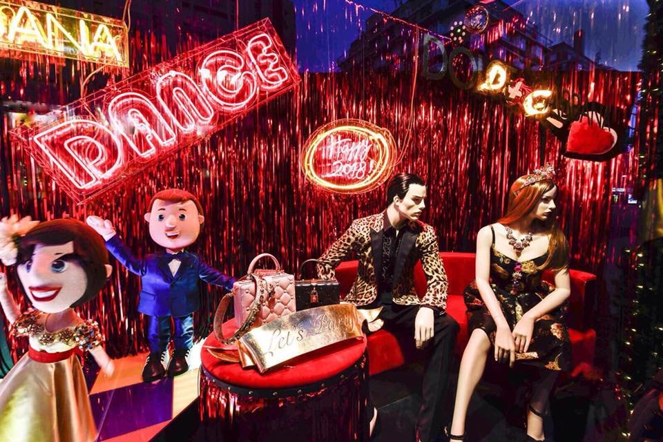 Οι Dolce & Gabbana στόλισαν τις βιτρίνες του Harrods για τα Χριστούγεννα- Παραμυθένιο σκηνικό [εικόνες & βίντεο] | iefimerida.gr 2