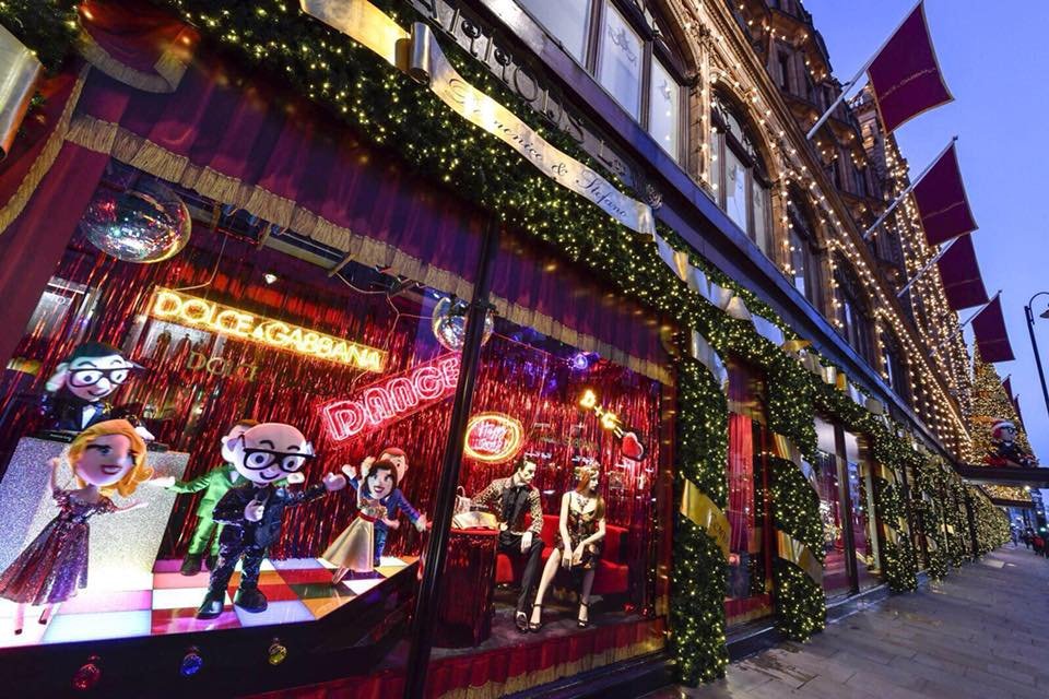 Οι Dolce & Gabbana στόλισαν τις βιτρίνες του Harrods για τα Χριστούγεννα- Παραμυθένιο σκηνικό [εικόνες & βίντεο] | iefimerida.gr 3