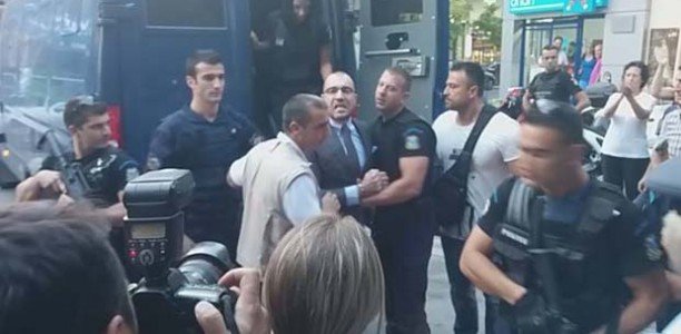 Με χειροπέδες στην ορκωμοσία του ο Ηλιόπουλος -Επεισόδια και δακρυγόνα έξω από τον χώρο της τελετής [εικόνες & βίντεο] | iefimerida.gr 0