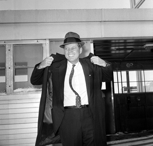 O Τραμπ αναβάλλει τη δημοσιοποίηση απόρρητων εγγράφων για τη δολοφονία Κένεντι [εικόνες]  | iefimerida.gr 8