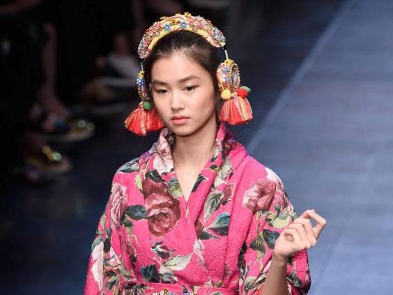 Ούτε καπέλο, ούτε ρολόι -Το νέο καυτό αξεσουάρ είναι τα ακουστικά [εικόνες] | iefimerida.gr 0