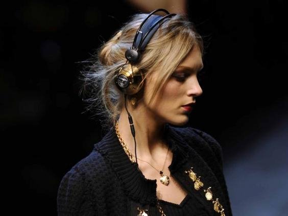 Ούτε καπέλο, ούτε ρολόι -Το νέο καυτό αξεσουάρ είναι τα ακουστικά [εικόνες] | iefimerida.gr 2