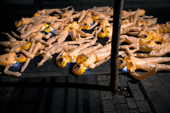 Γιατί γέμισαν με πλαστικές κούκλες οι δρόμοι της Μαδρίτης -Η πρωτότυπη διαμαρτυρία ακτιβιστών της τέχνης [εικόνες] | iefimerida.gr 0