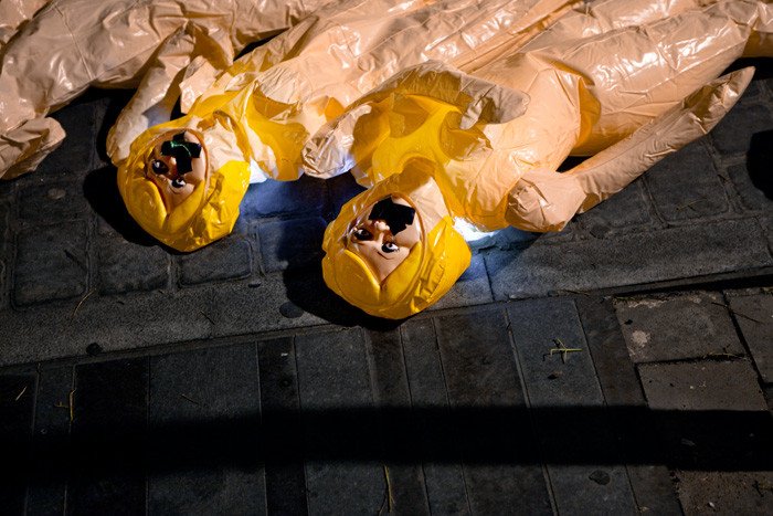 Γιατί γέμισαν με πλαστικές κούκλες οι δρόμοι της Μαδρίτης -Η πρωτότυπη διαμαρτυρία ακτιβιστών της τέχνης [εικόνες] | iefimerida.gr 1