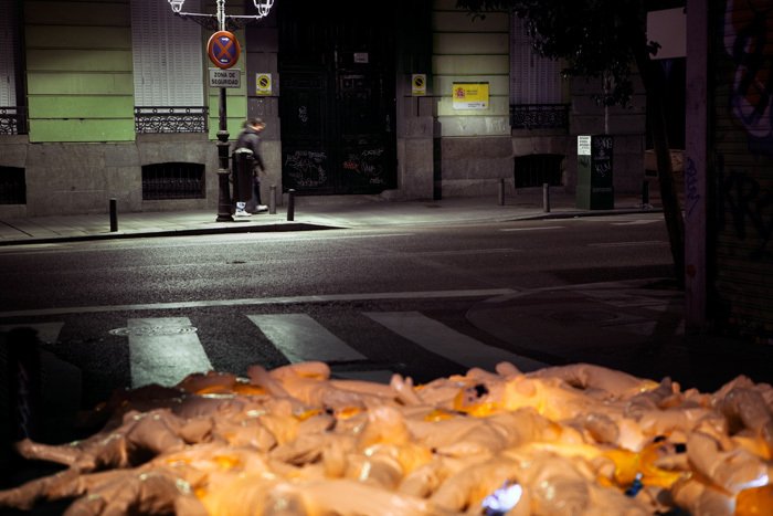 Γιατί γέμισαν με πλαστικές κούκλες οι δρόμοι της Μαδρίτης -Η πρωτότυπη διαμαρτυρία ακτιβιστών της τέχνης [εικόνες] | iefimerida.gr 4