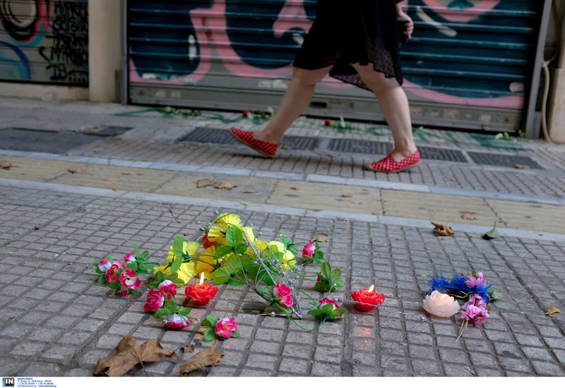 Λουλούδια και αναμμένα κεράκια /Φωτογραφία: IntimeNews