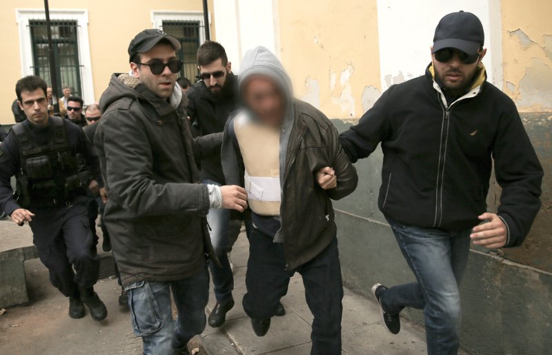 Βίντεο: Ορμηξε να λιντσάρει τον δολοφόνο ο πατέρας της Δώρας -«Αλήτη, ξεφτίλα, αφήστε μας να τον σκοτώσουμε», φώναζαν πολίτες | iefimerida.gr 1