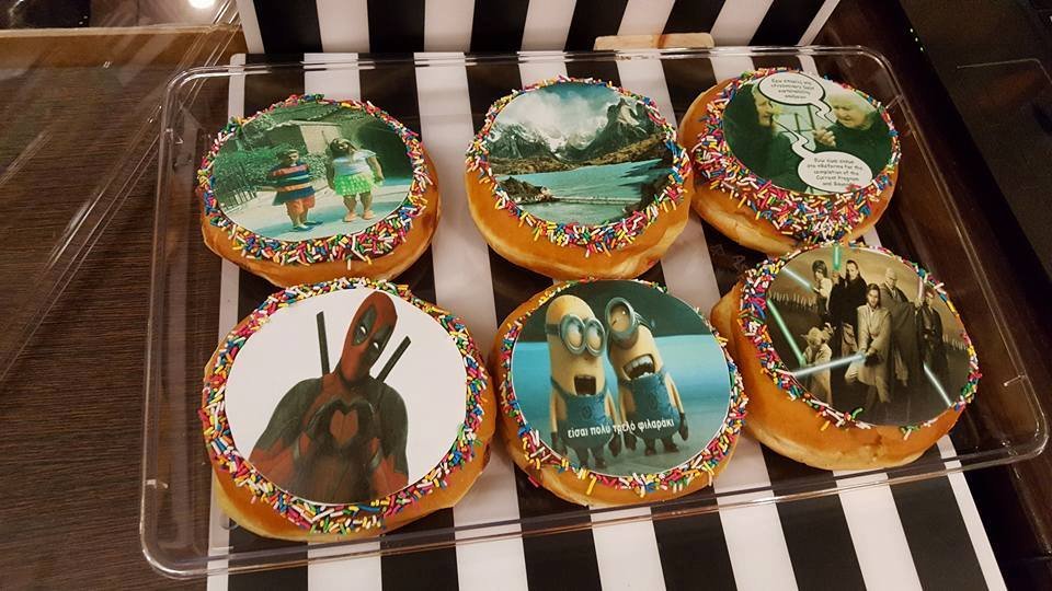 Παγκόσμια πατέντα στη Θεσσαλονίκη: Χρωματιστός φραπέ & donuts διακοσμημένα με selfie [εικόνες]  | iefimerida.gr 4