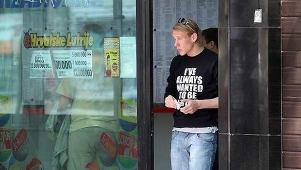 Στημένο το Ντιναμό-Λιόν 1-7; - Αμυντικός «κλείνει» το μάτι σε αντίπαλο [εικόνες] | iefimerida.gr 1