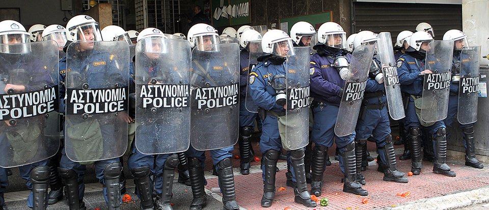 Ντομάτες εναντίον ΜΑΤ -Εξαγριωμένοι αγρότες από τα μέτρα της κυβέρνησης [βίντεο] | iefimerida.gr 2