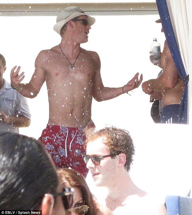 Dominatrix για πρίγκιπα Χάρι [εικόνες] | iefimerida.gr 0