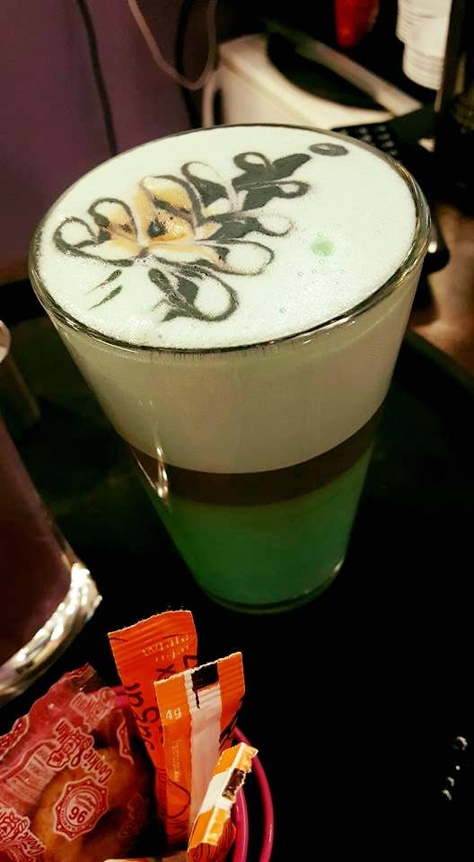 Παγκόσμια πατέντα στη Θεσσαλονίκη: Χρωματιστός φραπέ & donuts διακοσμημένα με selfie [εικόνες]  | iefimerida.gr 3