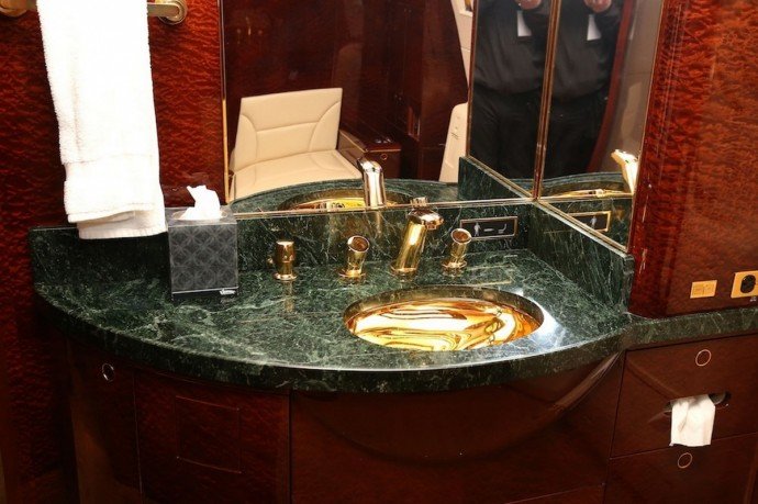 Μέσα στο ιδιωτικό τζετ του Τραμπ -Χρυσό και στα πόμολα [εικόνες] | iefimerida.gr 1