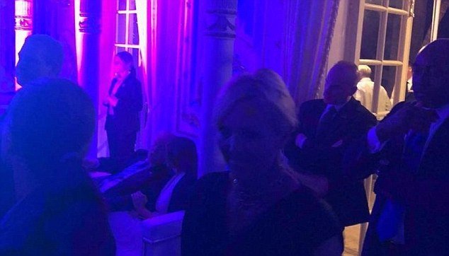 Τα βρήκαν; Το τρυφερό τετ α τετ Ντόναλντ και Μελάνια Τραμπ, στο Μαρ α Λάγκο [εικόνες] | iefimerida.gr 1