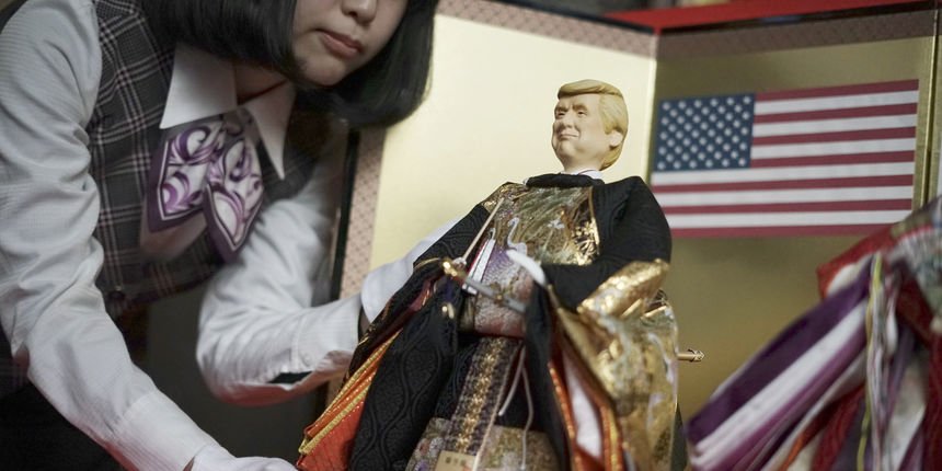 Η κούκλα Τραμπ (με κιμονό) κάνει θραύση στην Ιαπωνία [εικόνες] | iefimerida.gr 0