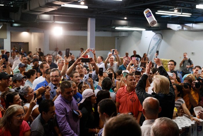 Απίστευτο! Ο Ντόναλντ Τραμπ πέταξε... χαρτί κουζίνας στους πληγέντες από τον τυφώνα [εικόνες & βίντεο] | iefimerida.gr 0