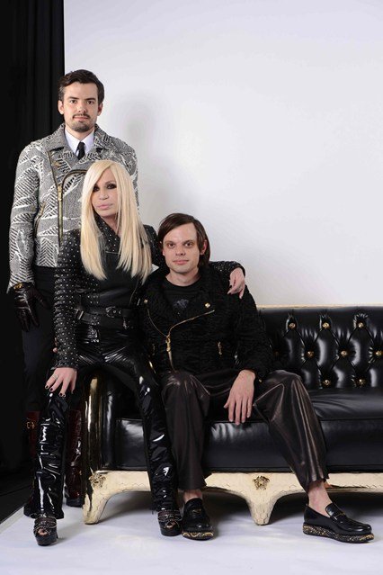 Η χρυσή καρέκλα, το νέο προϊόν υψηλής αισθητικής της Ντονατέλα Βερσάτσε [εικόνες] | iefimerida.gr 0