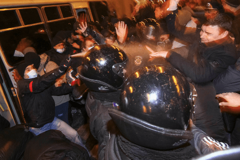 Σκηνές εμφυλίου στην Ουκρανία: Ενας νεκρός σε συγκρούσεις αντίπαλων ομάδων διαδηλωτών στο Ντόνετσκ [εικόνες] | iefimerida.gr 0