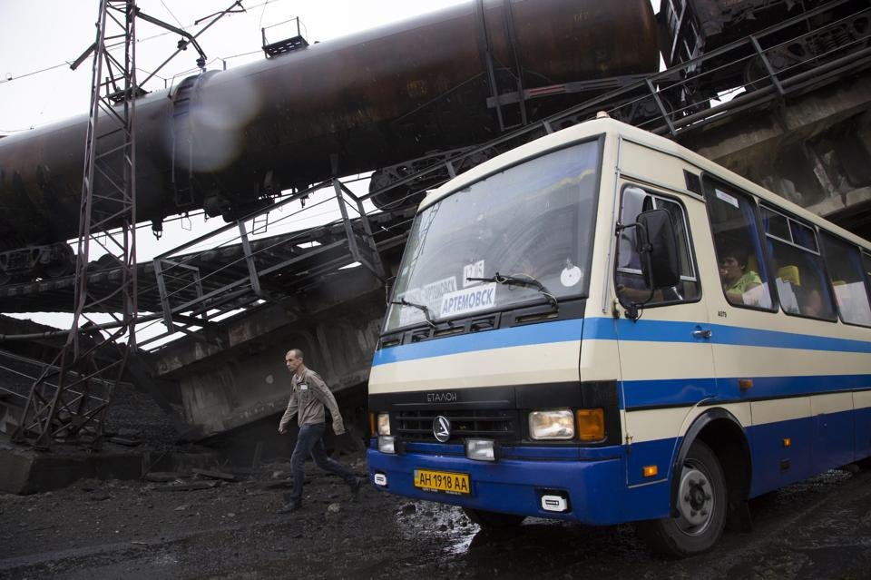 Οχυρώνονται με ό,τι βρουν οι αντάρτες στο Ντόνετσκ -Εκλεψαν μέχρι και σοβιετικό τανκ από μουσείο [εικόνες]  | iefimerida.gr 4