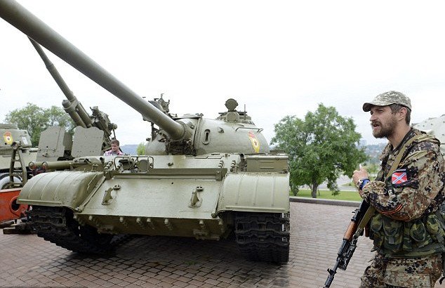 Οχυρώνονται με ό,τι βρουν οι αντάρτες στο Ντόνετσκ -Εκλεψαν μέχρι και σοβιετικό τανκ από μουσείο [εικόνες]  | iefimerida.gr 0