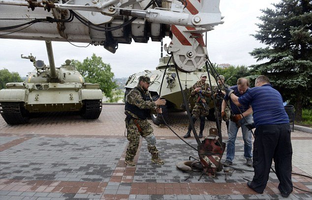 Οχυρώνονται με ό,τι βρουν οι αντάρτες στο Ντόνετσκ -Εκλεψαν μέχρι και σοβιετικό τανκ από μουσείο [εικόνες]  | iefimerida.gr 1