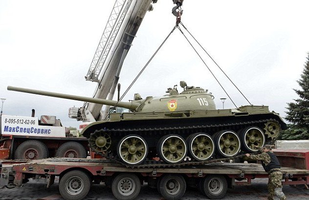 Οχυρώνονται με ό,τι βρουν οι αντάρτες στο Ντόνετσκ -Εκλεψαν μέχρι και σοβιετικό τανκ από μουσείο [εικόνες]  | iefimerida.gr 2