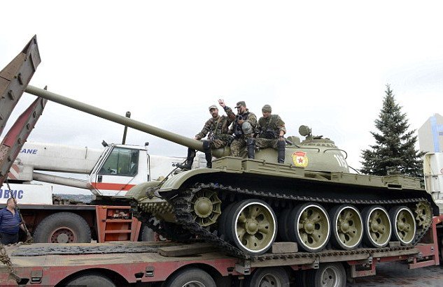 Οχυρώνονται με ό,τι βρουν οι αντάρτες στο Ντόνετσκ -Εκλεψαν μέχρι και σοβιετικό τανκ από μουσείο [εικόνες]  | iefimerida.gr 3