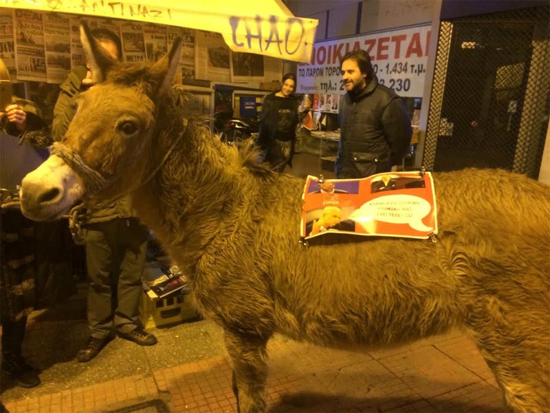 Οι ένστολοι άφησαν ένα... γαϊδούρι έξω από τη Βουλή [αποκλειστικές εικόνες] | iefimerida.gr 3