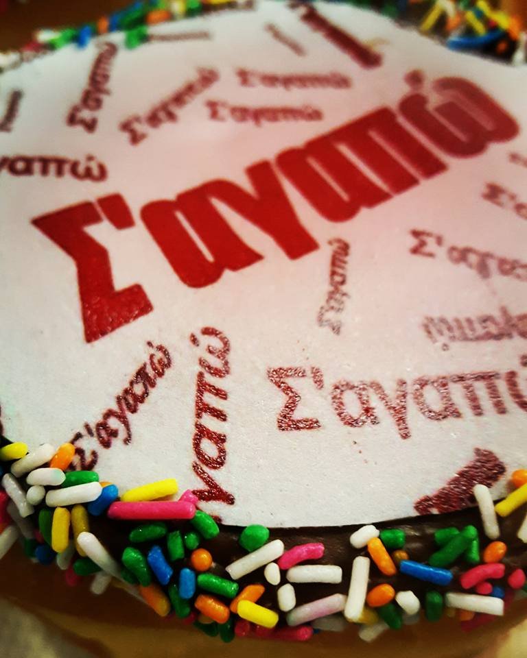 Παγκόσμια πατέντα στη Θεσσαλονίκη: Χρωματιστός φραπέ & donuts διακοσμημένα με selfie [εικόνες]  | iefimerida.gr 1