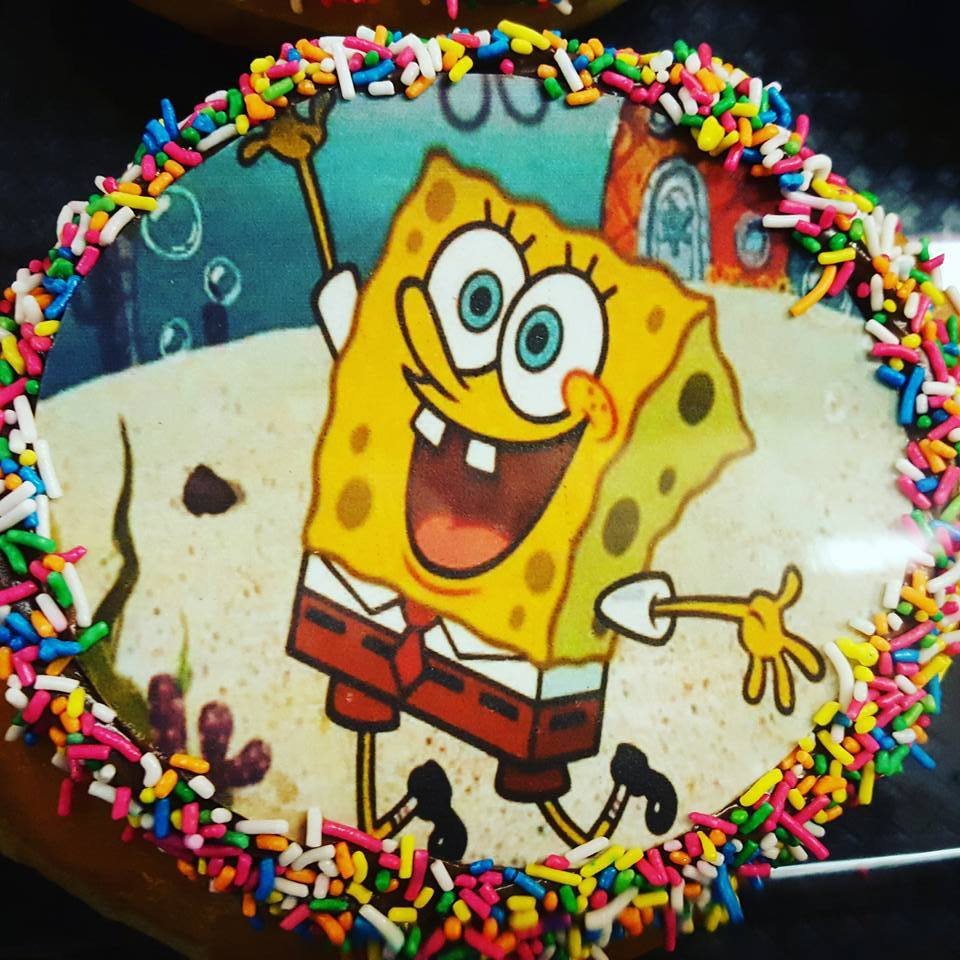 Παγκόσμια πατέντα στη Θεσσαλονίκη: Χρωματιστός φραπέ & donuts διακοσμημένα με selfie [εικόνες]  | iefimerida.gr 6