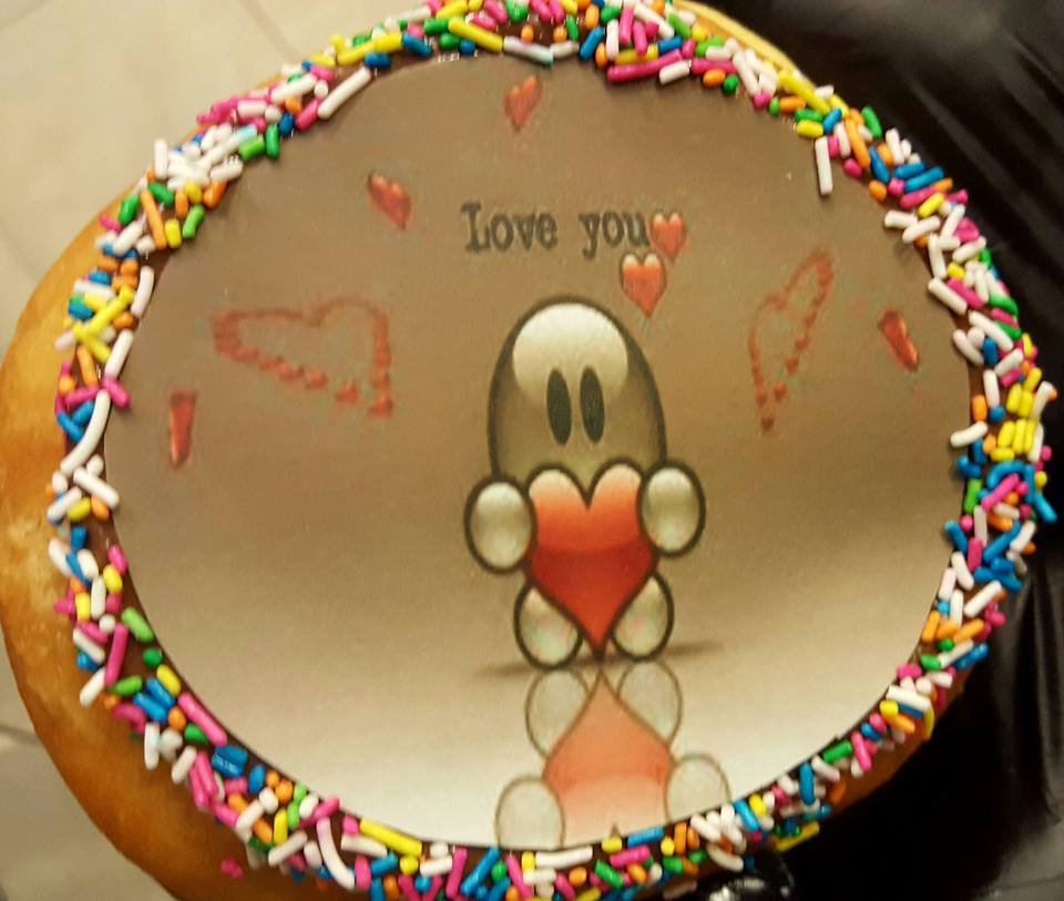 Παγκόσμια πατέντα στη Θεσσαλονίκη: Χρωματιστός φραπέ & donuts διακοσμημένα με selfie [εικόνες]  | iefimerida.gr 2