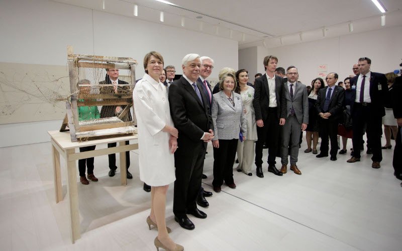 Παυλόπουλος και Σταϊνμάιερ εγκαινίασαν την έκθεση Documenta 14 [εικόνες] | iefimerida.gr 4