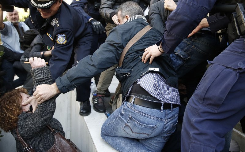 Καρέ-καρέ η επίθεση της μητέρας της Δώρας Ζέμπερη στον δολοφόνο, με στυλό [εικόνες] | iefimerida.gr 0