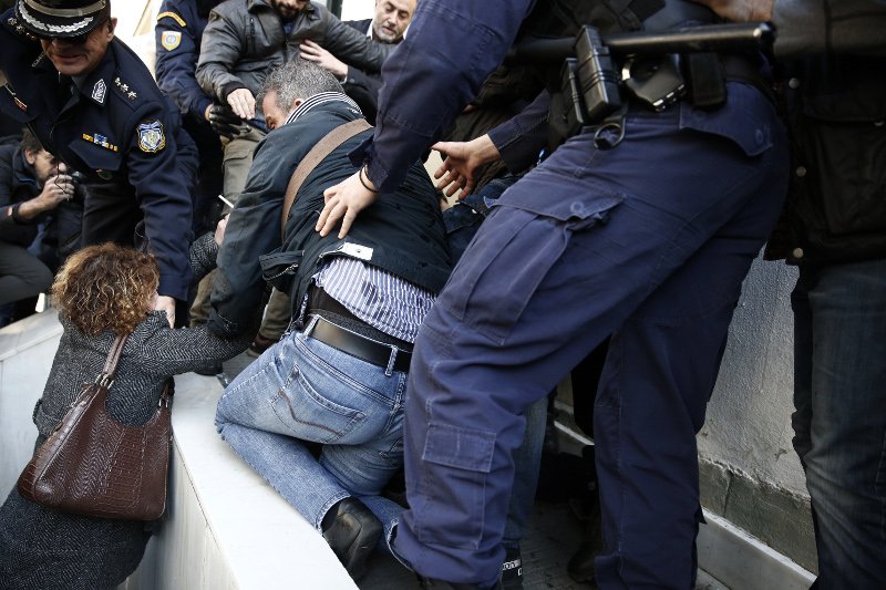 Καρέ-καρέ η επίθεση της μητέρας της Δώρας Ζέμπερη στον δολοφόνο, με στυλό [εικόνες] | iefimerida.gr 1