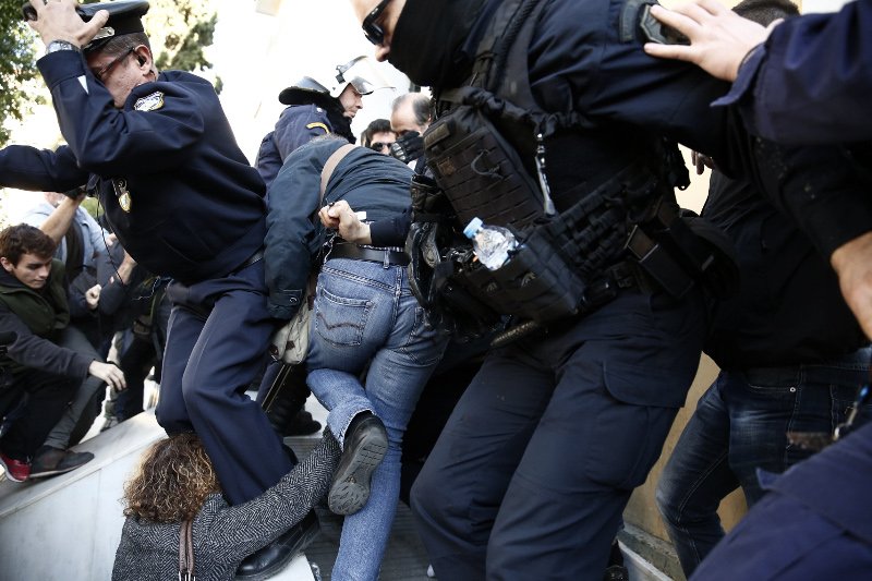 Καρέ-καρέ η επίθεση της μητέρας της Δώρας Ζέμπερη στον δολοφόνο, με στυλό [εικόνες] | iefimerida.gr 2