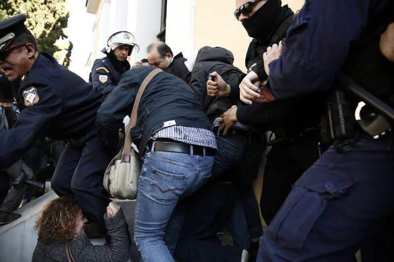 Καρέ-καρέ η επίθεση της μητέρας της Δώρας Ζέμπερη στον δολοφόνο, με στυλό [εικόνες] | iefimerida.gr 4