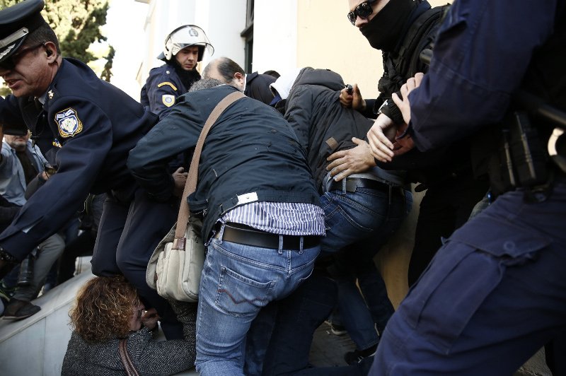 Καρέ-καρέ η επίθεση της μητέρας της Δώρας Ζέμπερη στον δολοφόνο, με στυλό [εικόνες] | iefimerida.gr 5