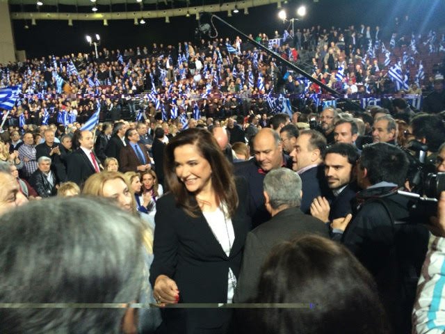 Θερμό χειροκρότημα για την Ντόρα Μπακογιάννη στην ομιλία Σαμαρά [εικόνες] | iefimerida.gr 0