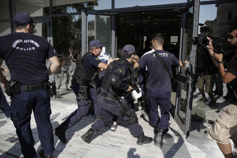 Με κατάρες υποδέχθηκαν τον κατηγορούμενο Σοροπίδη οι συγγενείς της Δώρας- φωτογραφία eurokinissi