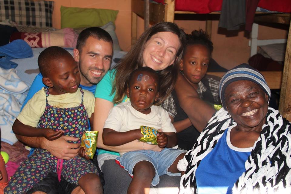 Τα Ελληνόπουλα που θέλουν να αλλάξουν τον κόσμο -Το ζευγάρι που ξενιτεύτηκε λόγω κρίσης, τώρα μεταδίδουν την ελπίδα [εικόνες&βίντεο]  | iefimerida.gr 2