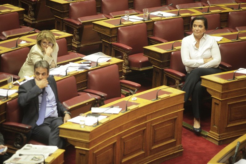 Ούτε βλέμμα δεν αντάλλαξαν Ντόρα-Κυριάκος [εικόνες] | iefimerida.gr 1