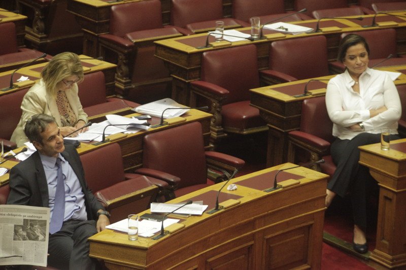 Ούτε βλέμμα δεν αντάλλαξαν Ντόρα-Κυριάκος [εικόνες] | iefimerida.gr 3