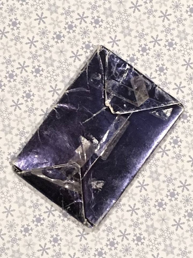 Κρατά το δώρο της πρώην του επί... 47 χρόνια -Το βάζει κάτω από το χριστουγεννιάτικο δέντρο [εικόνες] | iefimerida.gr 0