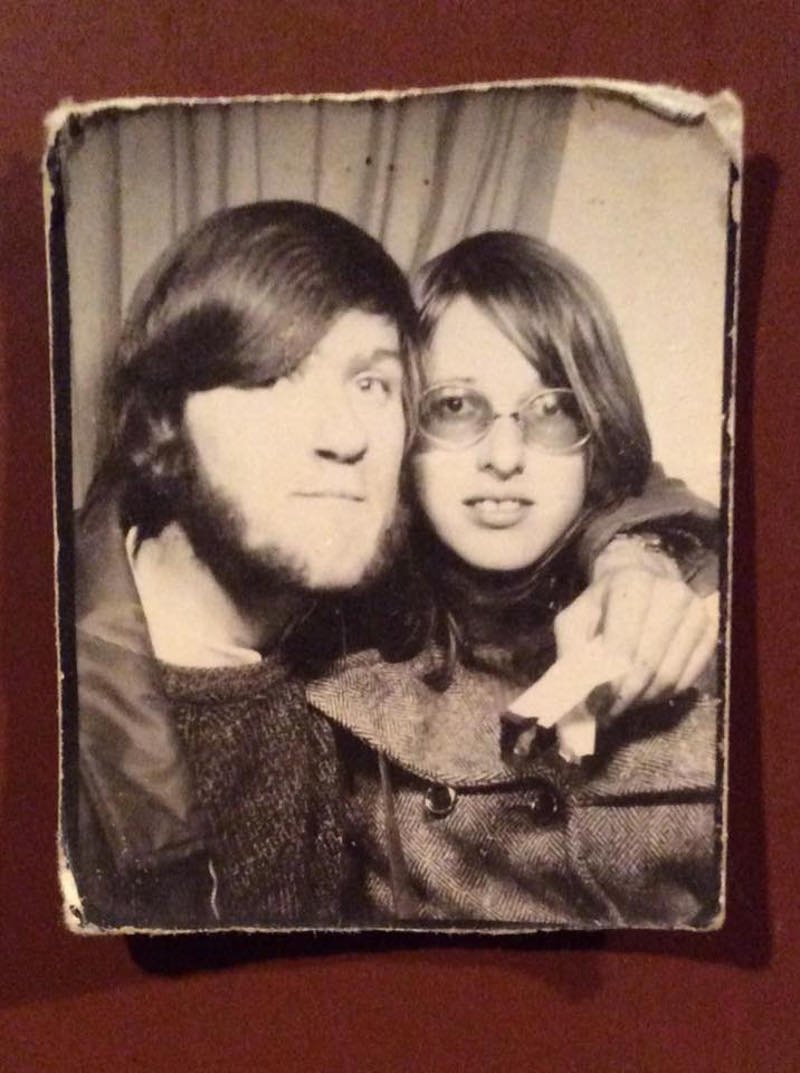 Κρατά το δώρο της πρώην του επί... 47 χρόνια -Το βάζει κάτω από το χριστουγεννιάτικο δέντρο [εικόνες] | iefimerida.gr 1