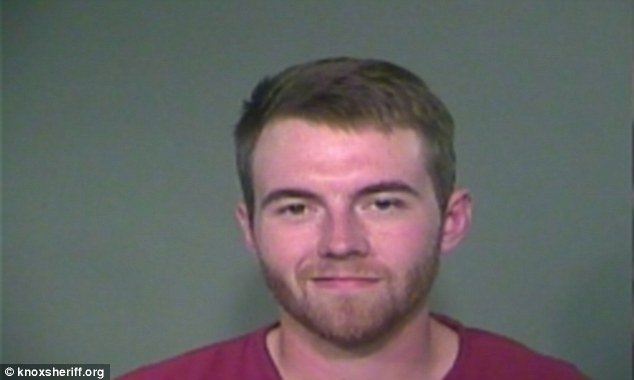 Βοηθός σερίφη επιχειρεί να πνίξει φοιτητή -Σοκάρουν τα καρέ που κατέγραψαν το συμβάν [εικόνες] | iefimerida.gr 6