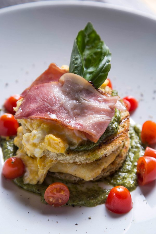 Το Double bacon Tower είναι χορταστικό και κοστίζει μόλις 5,5 ευρώ