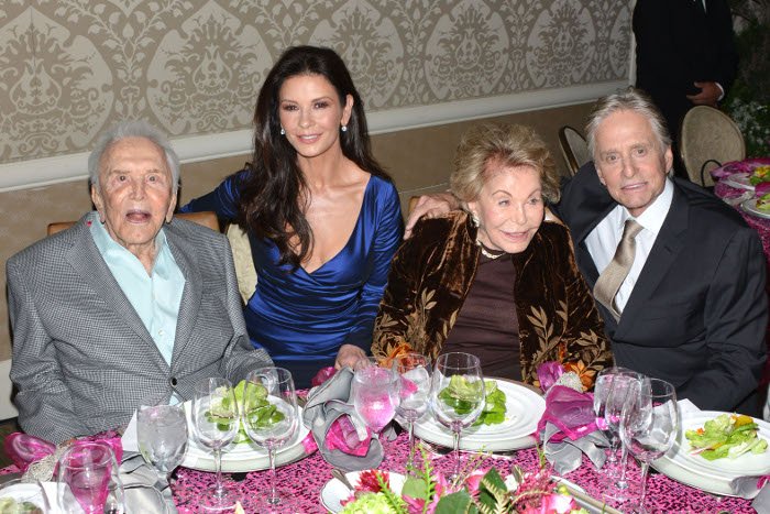 Το φιλί στο στόμα της Κάθριν Ζέτα Τζόουνς στον πεθερό της [εικόνες] | iefimerida.gr 3