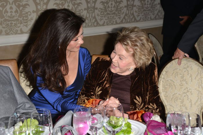 Το φιλί στο στόμα της Κάθριν Ζέτα Τζόουνς στον πεθερό της [εικόνες] | iefimerida.gr 1