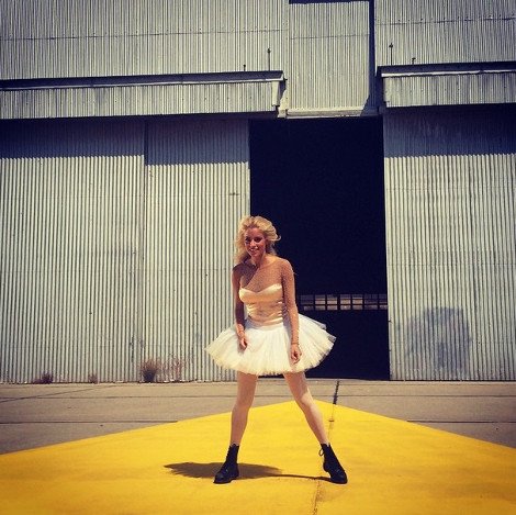 Μια λαμπερή μπαλαρίνα: Η Δούκισσα Νομικού με κορμάκι και κοντή φούστα [εικόνα] | iefimerida.gr 0